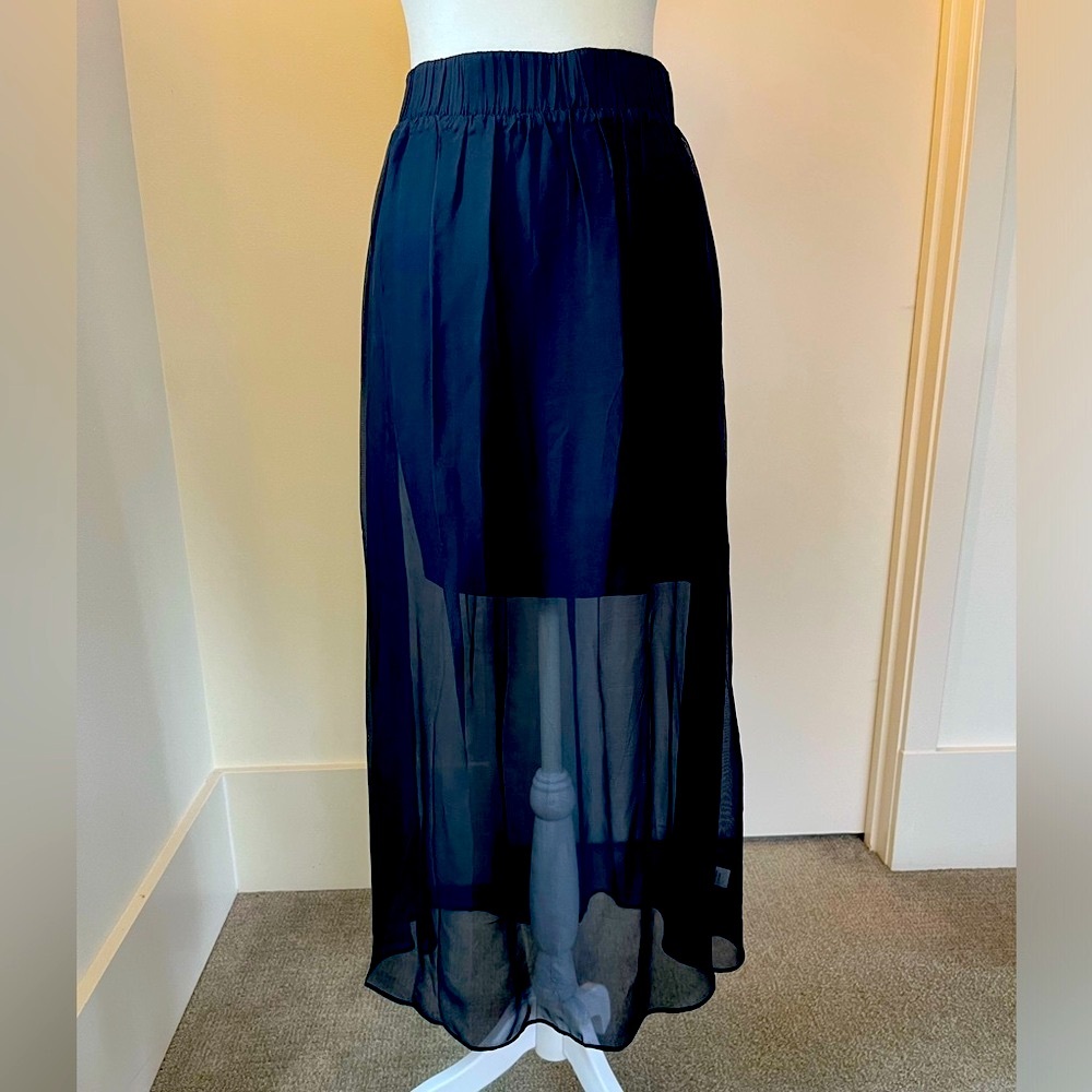 Midi sheer double layer skirt.
